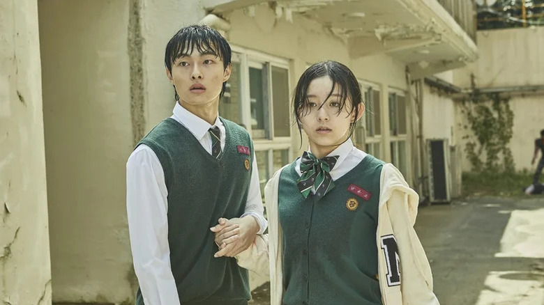 Lee Cheong-san (Yoon Chan-young) and Nam On-jo (Park Ji-hu) stare in shock outside in All of Us Are Dead