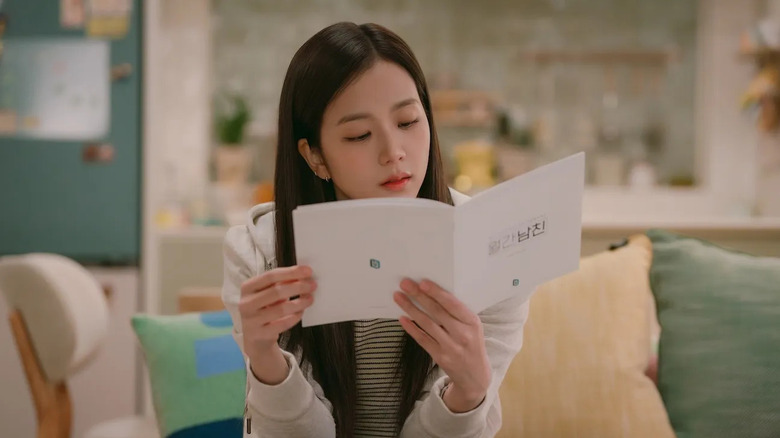 Seo Mi-rae (Jisoo) reads an instruction manual in Boyfriend on Demand