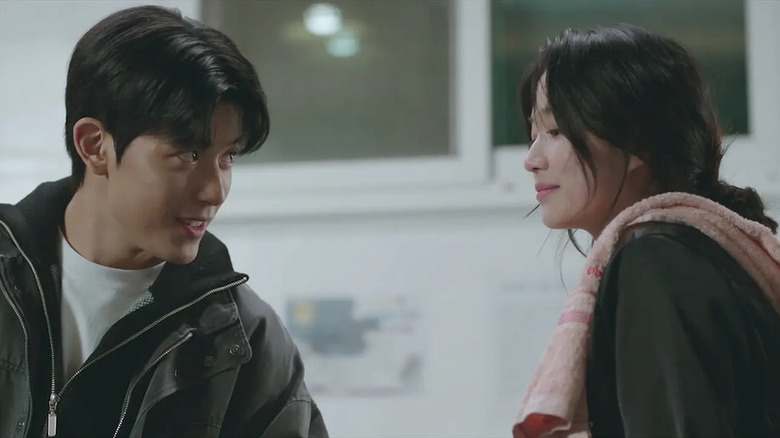Kang Si-yeol (Lomon) speaks with Eun-ho (Kim Hye-yoon) in No Tail to Tell