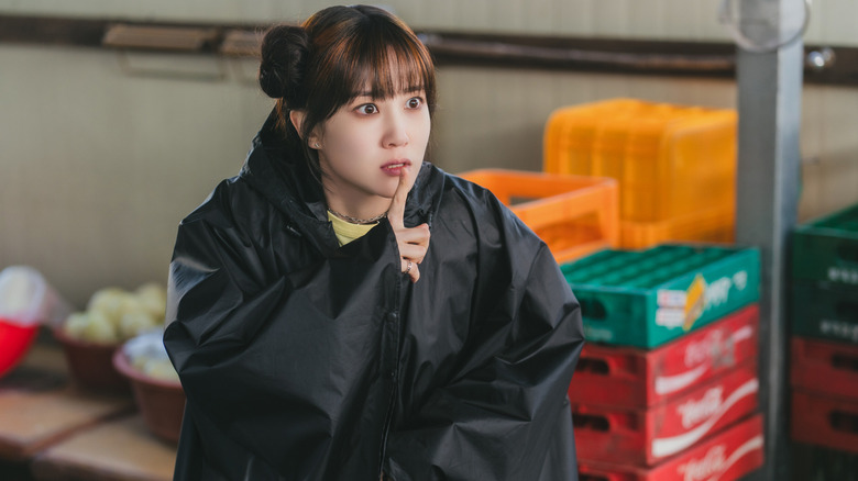 Eun Chae-ni (Park Eun-bin) shushes someone intensely in The Wonderfools