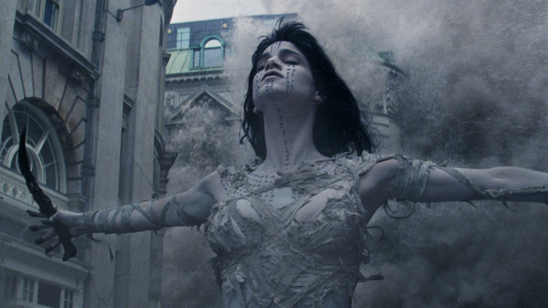 Ahmanet (Sofia Boutella) summoning a sand storm in The Mummy