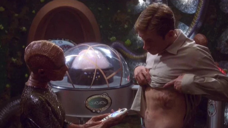 Trip Tucker (Connor Trinneer) shows a growth on his body to Ah'Len (Julianne Christie) in Star Trek: Enterprise