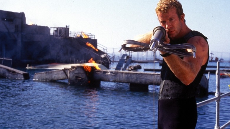Thomas Jane as Carter, setting his sights on a shark in Deep Blue Sea