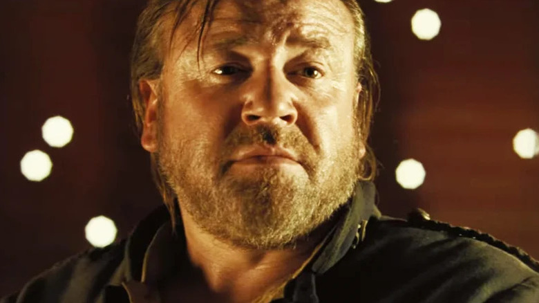 Morris Stanley (Ray Winstone) stands impassively in The Proposition (2005)