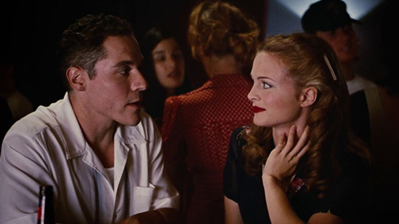 Mike Peters (Jon Favreau) speaks with Lorraine (Heather Graham) at a bar in Swingers (1996)