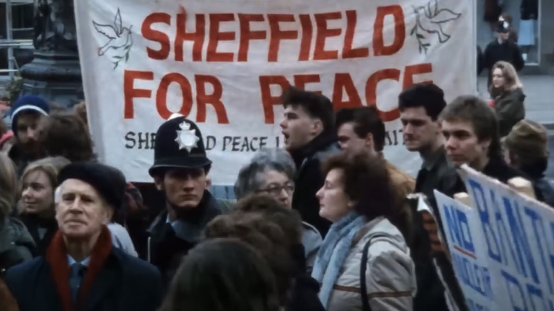 Antiwar protesters make a failed final stand in "Threads"