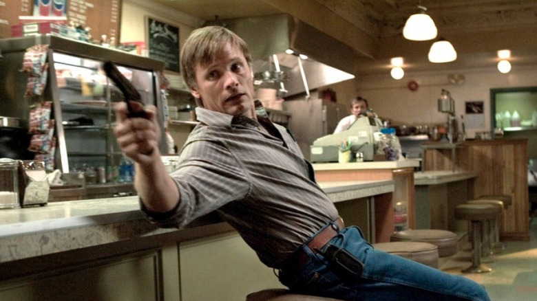 Tom Stall (Viggo Mortensen) points a gun in a diner in History of Violence