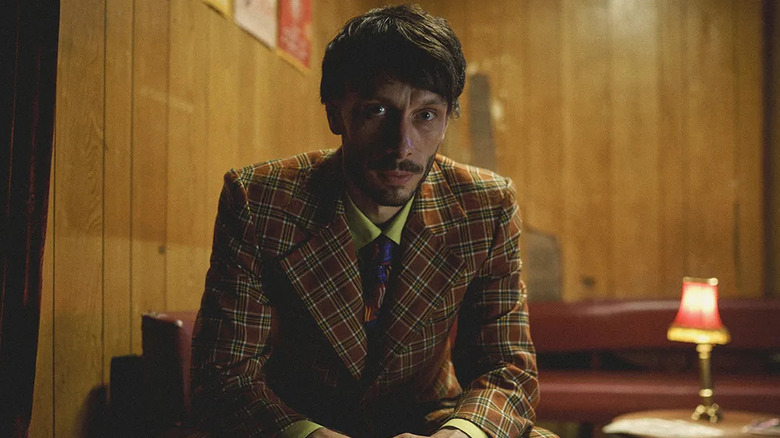 Richard Gadd as Donny Dunn, looking into the camera, in Baby Reindeer