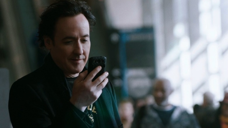 John Cusack as Clayton in Cell smiling at his cell phone