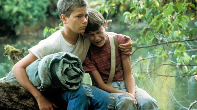 Chris Chambers comforts a crying Gordie Lachance (Wil Wheaton) in Stand by Me