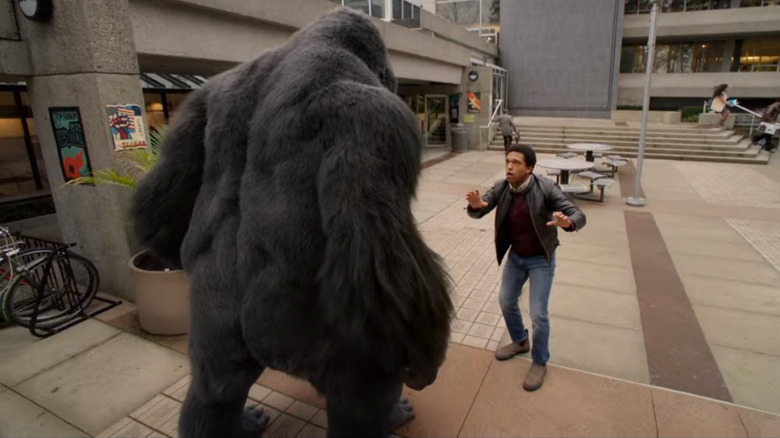 Gorilla Grodd confronts a young Barack Obama in the "Legends of Tomorrow" episode "Guest Starring John Noble"
