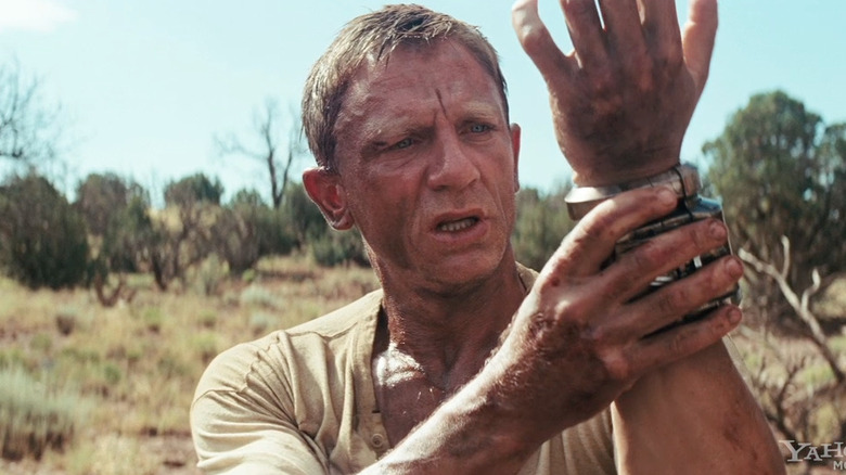 Daniel Craig as Jake Lonergan in Cowboys & Aliens, holding a strange alien device attached to his wrist.