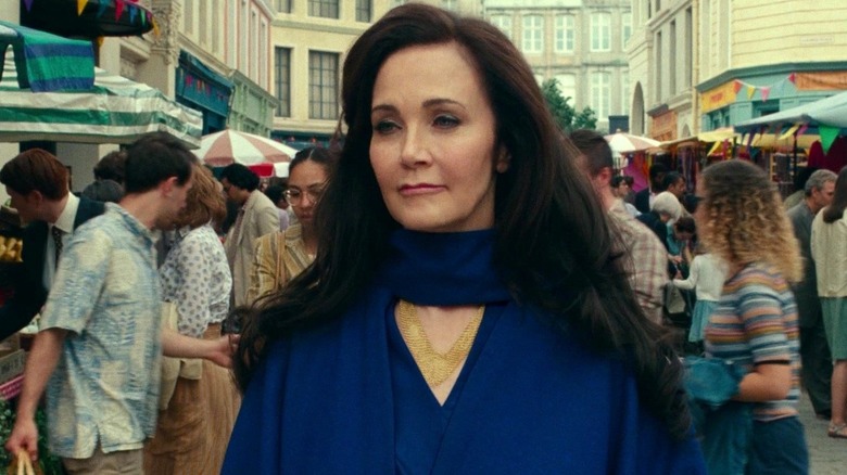 Lynda Carter's Asteria walking in the street in Wonder Woman 1984