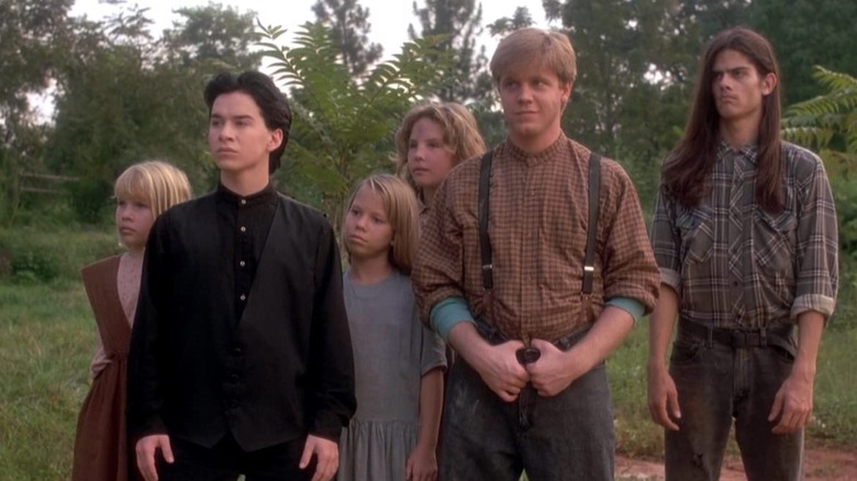 Kids lined up in a field in Children of the Corn II: The Final Sacrifice