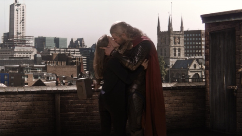 Jane Foster (Elsa Pataky) kisses Thor (Chris Hemsworth) on a rooftop in Thor: The Dark World