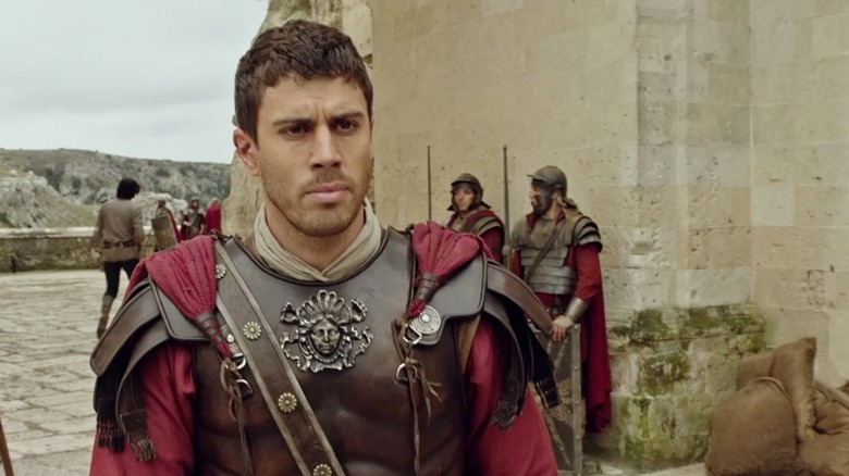 Messala (Toby Kebbell) wearing Roman armor in 2016's Ben-Hur
