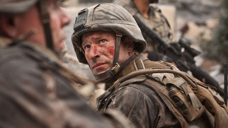 Michael Nantz (Aaron Eckhart) looks upward in Battle: Los Angeles