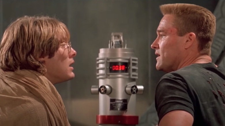 Jack O'Neil (Kurt Russell) and Jackson (James Spader) panic about a bomb in Stargate