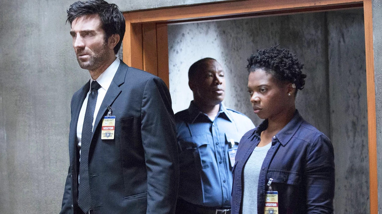Sharlto Copley and Susan Heyward as Christian Walker and Deena Pilgrim in Powers