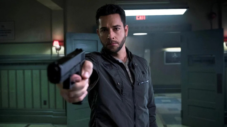 Zachary Levi as Luke Collins, aiming a gun in Heroes Reborn.