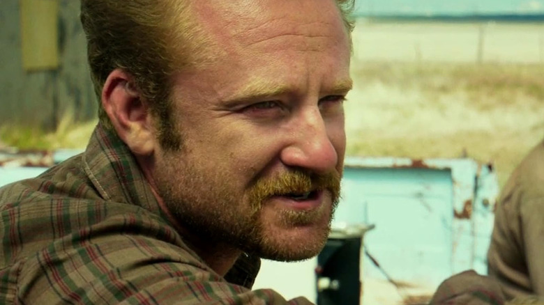 Ben Foster as Tanner Howard squinting into the distance in Hell or High Water