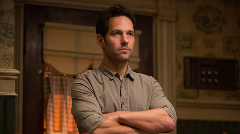 Paul Rudd in the role of Scott Lang crosses his arms in the kitchen in Ant-Man