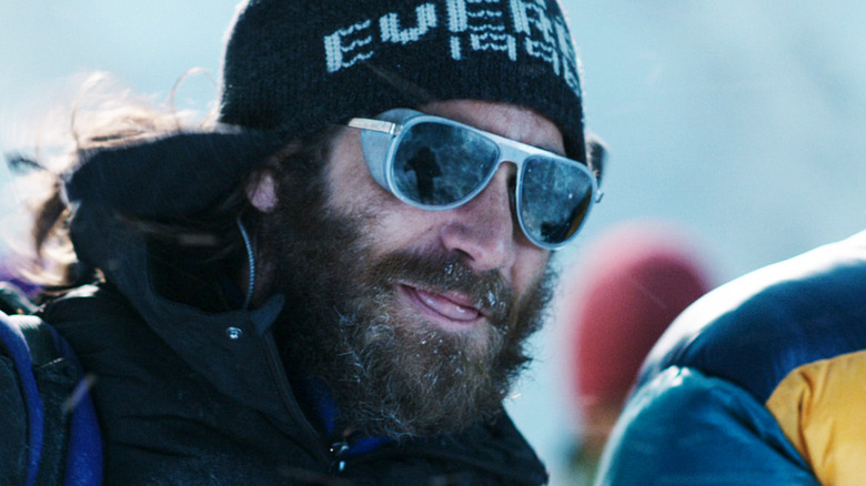 Jake Gyllenhaal's Scott Fischer is seen in closeup as he stands in a snowy environment in Everest