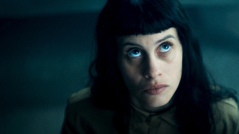 Perempuán (Milena Smit) stares upward from her floor in The Platform 2 (2024)