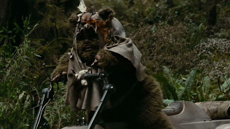 Kenny Baker as Paploo steals a speeder bike in Star Wars Episode VI: Return of the Jedi