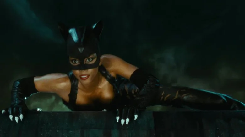 Halle Berry as Catwoman ⁤on a rooftop