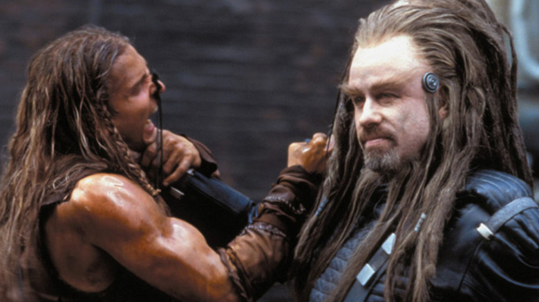 Terl (John Travolta) chokes out Jonnie Goodboy (Barry Pepper) in Battlefield Earth