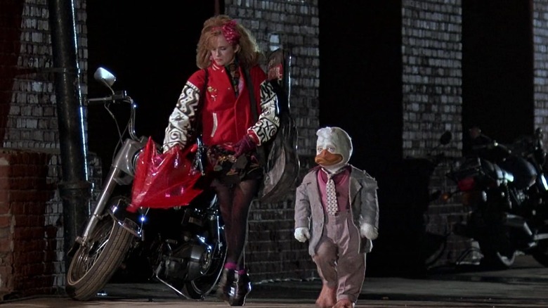 Beverly (Lea Thompson) walks with Howard (Ed Gale) in Howard The Duck