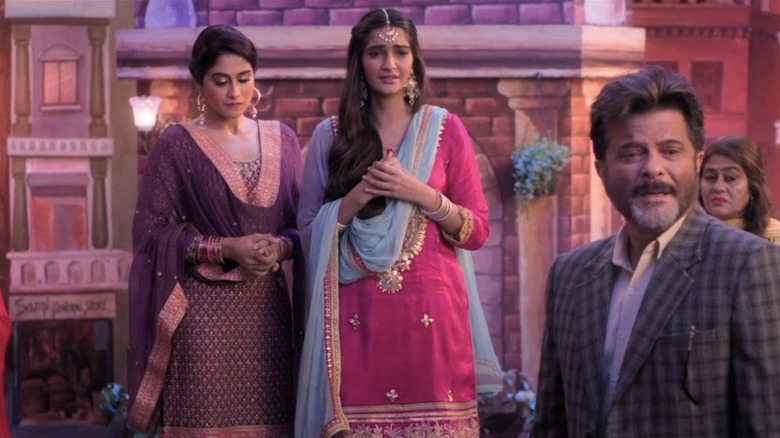 Regina Cassandra as Kuhu standing on stage next to Sonam Kapoor as Sweety behind Anil Kapoor as Balbi in Ek Ladki Ko Dekha Toh Aisa Laga