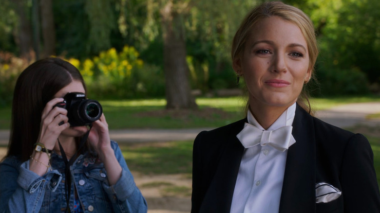 Stephanie Smothers (Anna Kendrick) takes a photo of Emily Nelson (Blake Lively) in A Simple Favor