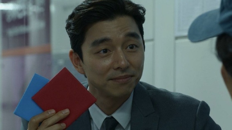 Salesman gong yoo holding color squares