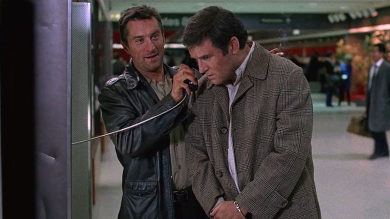Robert De Niro and Charles Grodin as Jack Walsh and Jonathan Mardukas, using a payphone in Midnight Run