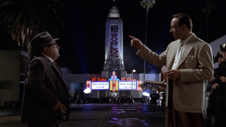 Sid Hudgens (Danny DeVito) talks to Jack Vicennes (Kevin Spacey) in L.A. Confidential
