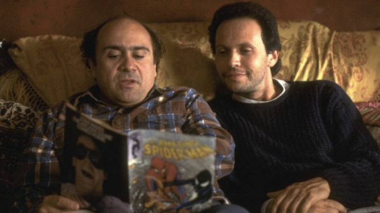 Owen (Danny DeVito) reads a comic book to Larry (Billy Crystal) in Throw Momma From The Train