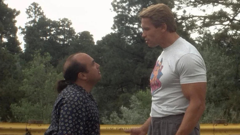 Vincent (Danny DeVito) talks to Julian (Arnold Schwarzenegger) in Twins