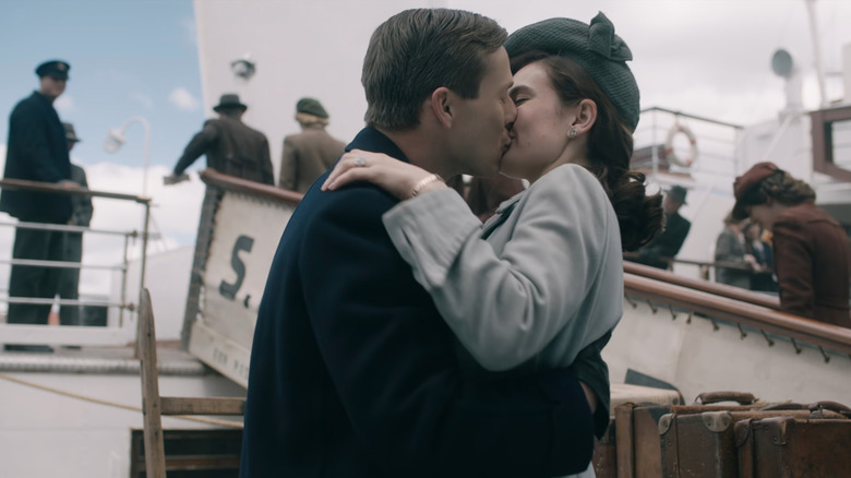 Mark (Glen Powell) kissing Juliet (Lily James) in The Guernsey Literary and Potato Peel Pie Society