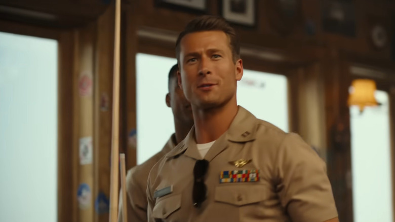 Hangman (Glen Powell) in bar in Top Gun: Maverick