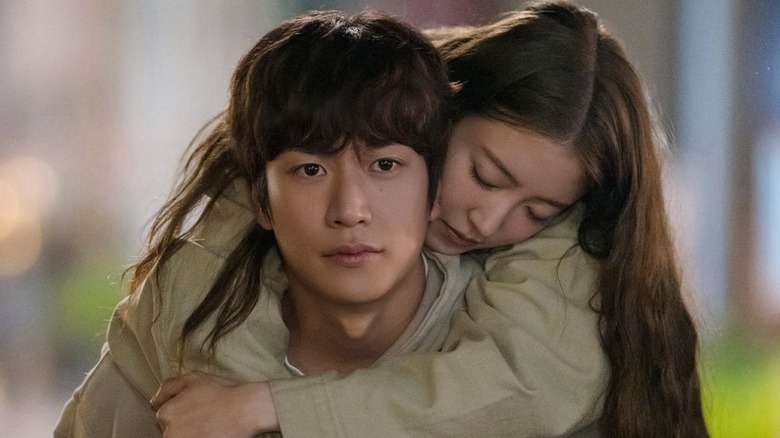 Ji Kang-hee (Lee Se-young) hugs Cheon Yeon-soo (Na In-woo) from behind in Motel California