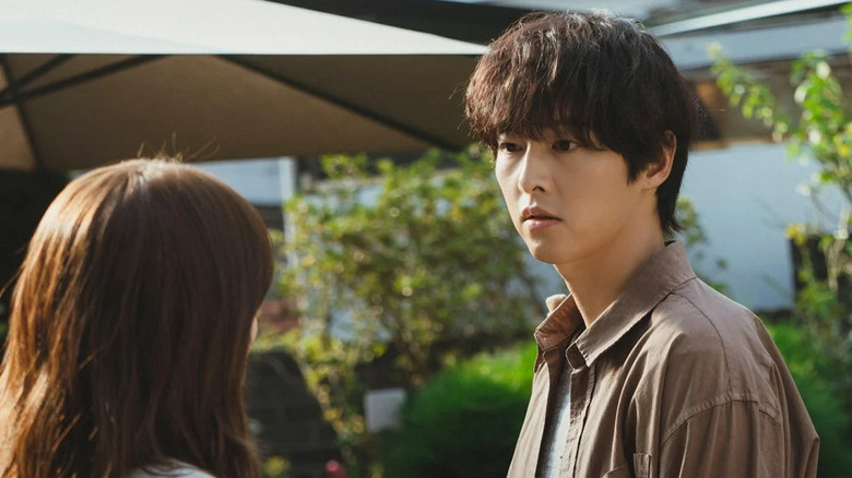 Sunwoo Hae (Song Joong-ki) stares at Sung Je-yeon (Chun Woo-hee) in My Youth