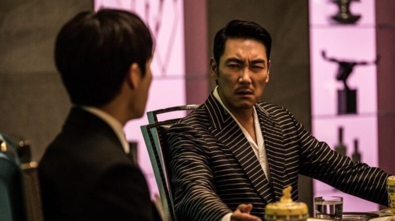 Won-ho (Cho Jin-woong) glares at a subordinate in Believer (2018)