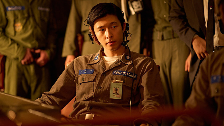 Seo Go-myung (Hong Kyung) sits in his air force uniform in Good News