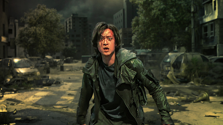 Han Jung-seok (Gang Dong-won) stands shocked in the middle of a deserted street in Peninsula