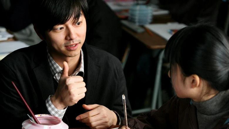 Kang In-ho (Gong Yoo) gives a student a thumbs up in Silenced