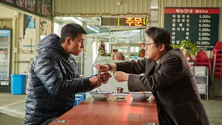 Kwak Chul-woo (Kwak Do-won) hands handcuffs to Eom Chul-woo (Jung Woo-sung) in Steel Rain
