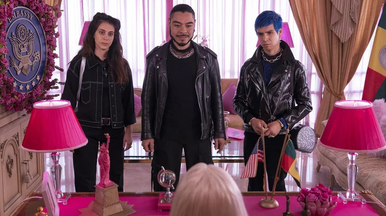 Cassandra Ciangherotti as Úrsula, Bernardo Velasco as Renaldo and Julio Torres as Andrés as well black in pink office in front of not visible blonde woman in Los Espookys