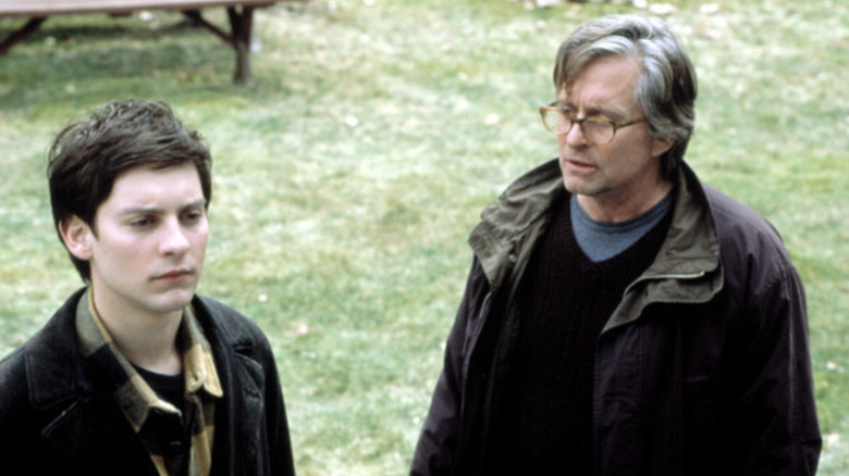 Grady Tripp (Michael Douglas) talks to James Leer (Tobey Maguire) in Wonder Boys